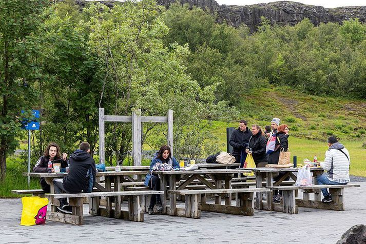 Ferðamenn á snæðingi á Þingvöllum.