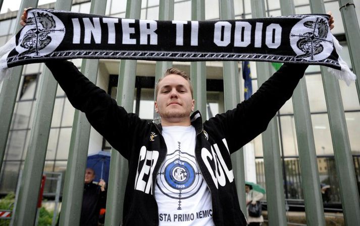 „Ég hata Inter“. Stuðningsmaður Juventus fyrir utan réttarhöldin í Napólí í maí síðastliðnum