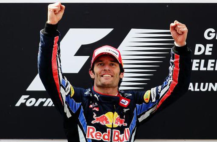 Mark Webber fagnar sigri ía Barcelona brautinni á Spáni í dag.