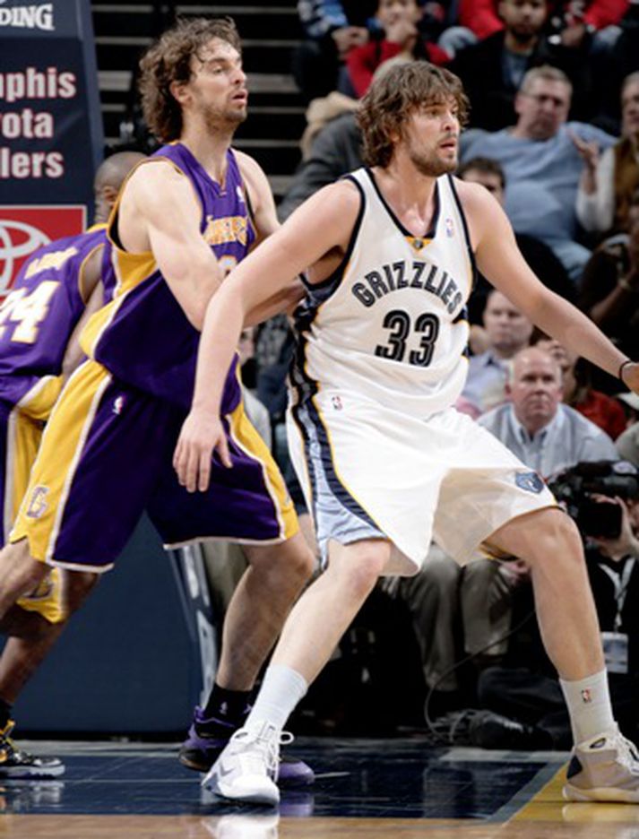 Pau og Marc Gasol áttust við í fyrsta sinn í NBA deildinni í nótt