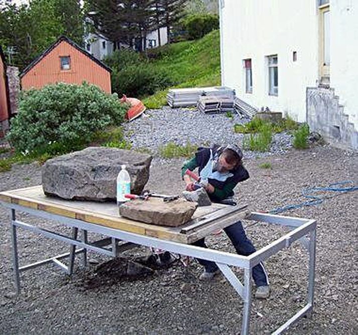 Hanna Woll, frá Þýskalandi, sýnir verk sín í Dynjanda fram í september.