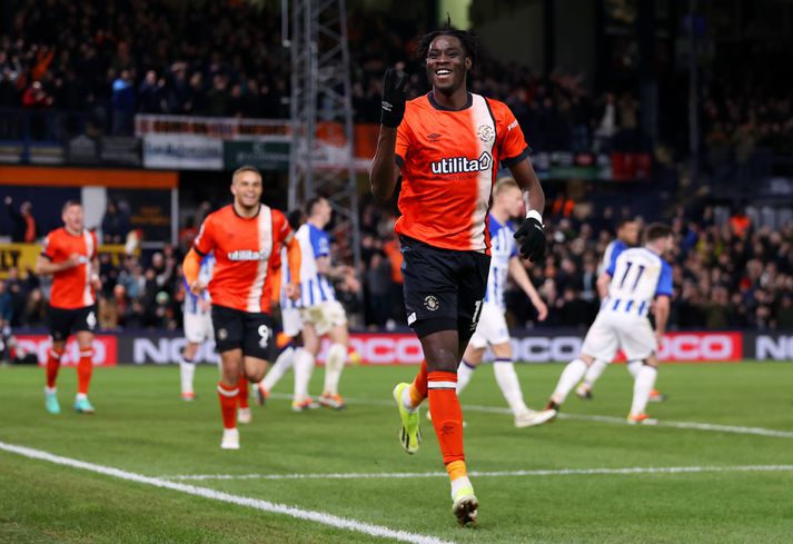 Elijah Adebayo hlóð í þrennu fyrir Luton.