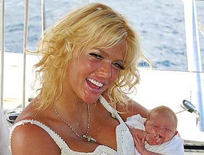 Anna Nicole Smith rétt eftir að hún eignaðist dóttur sína.