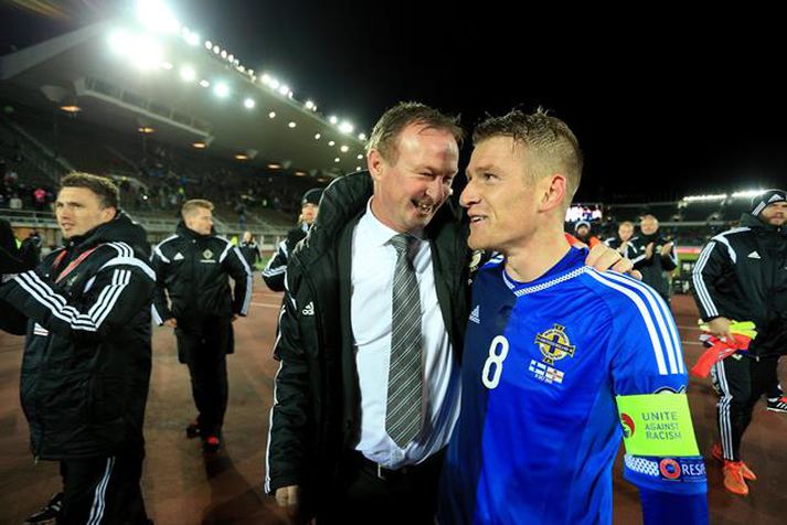 O'Neill fagnar EM-sætinu ásamt Steven Davis, fyrirliða Norður-Írlands.