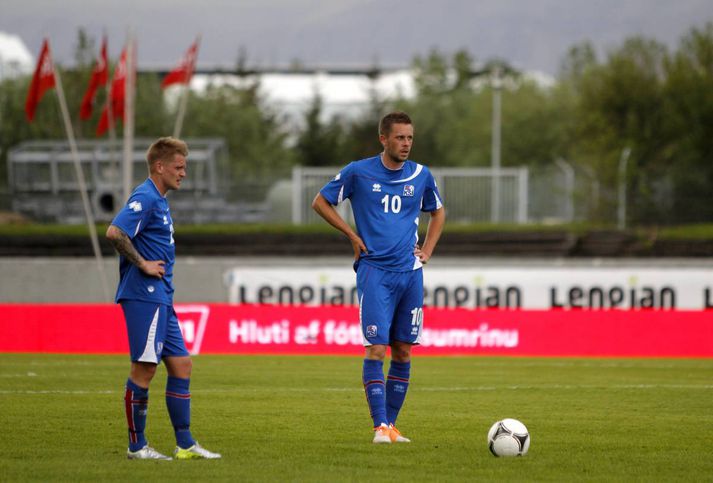 Gylfi Þór Sigurðsson og Ari Freyr Skúlason fara yfir málin í leiknum.