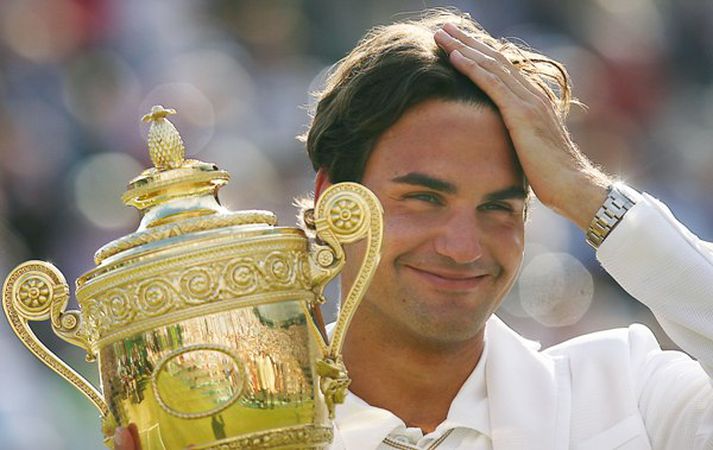 Federer brosti í gegn um tárin í dag