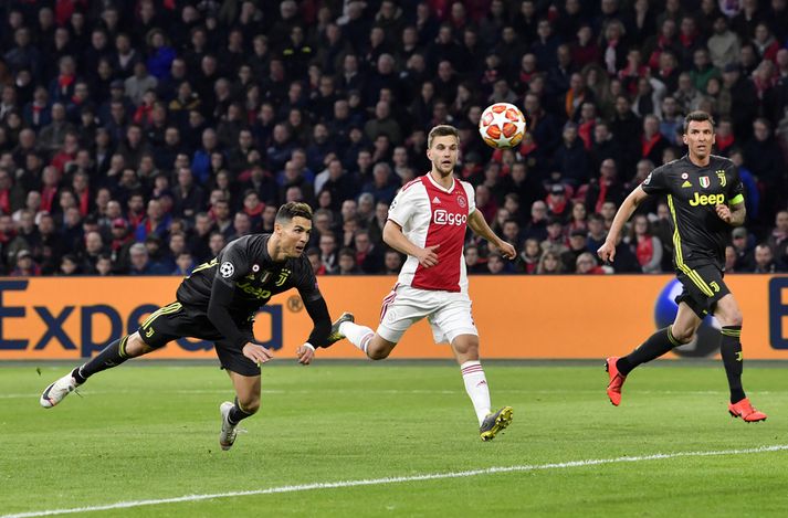 Cristiano Ronaldo skorar hér markið sitt á móti Ajax í gær.