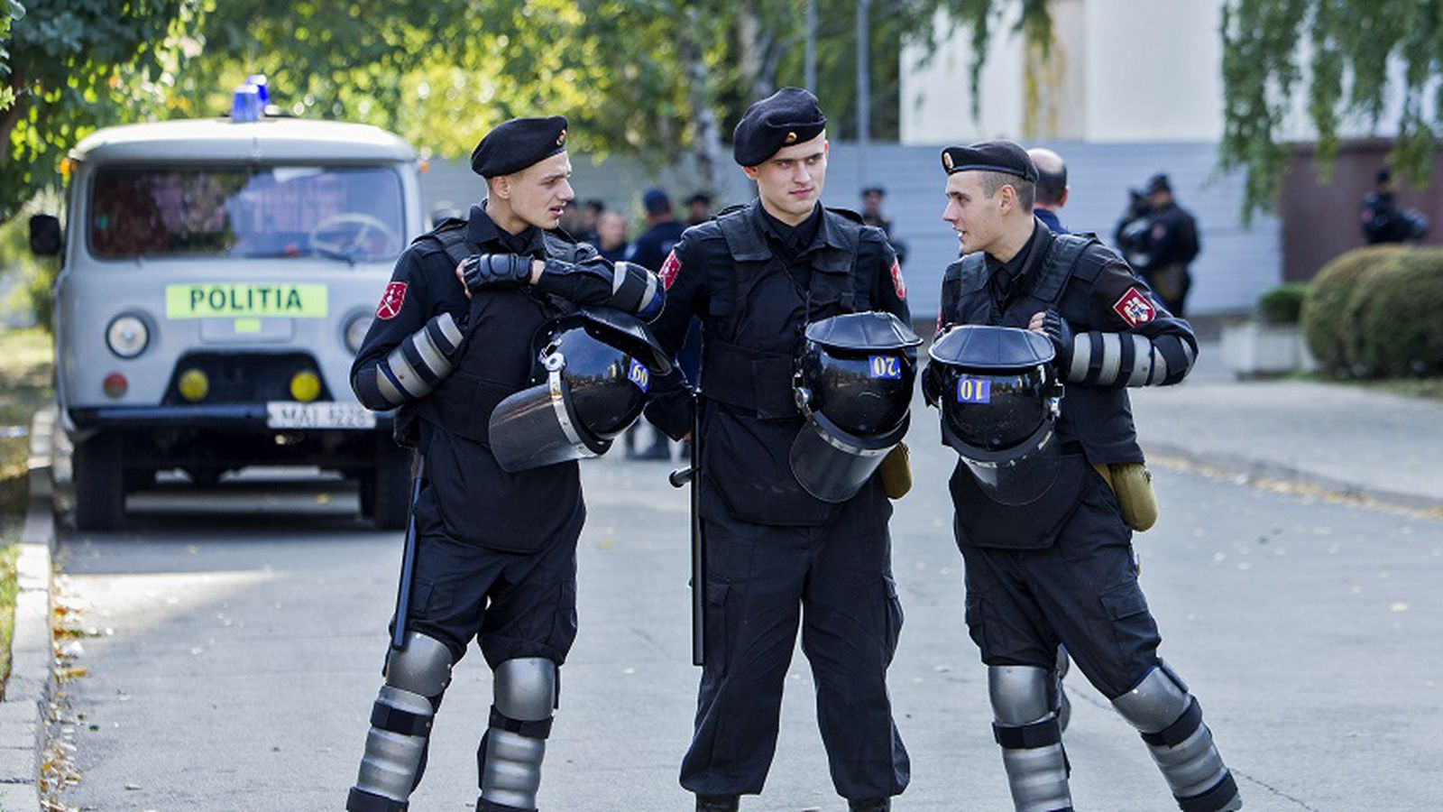 Полиция молдавии. Форма Молдавской полиции. Полицейская форма в Молдавии. Молдавский полицейский.