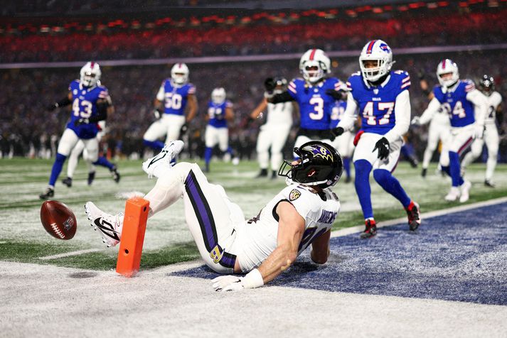 Mark Andrews er hér búinn að missa boltann á lokasekúndum leiksins og Baltimore Ravens var þar með úr leik í úrslitakeppni NFL.