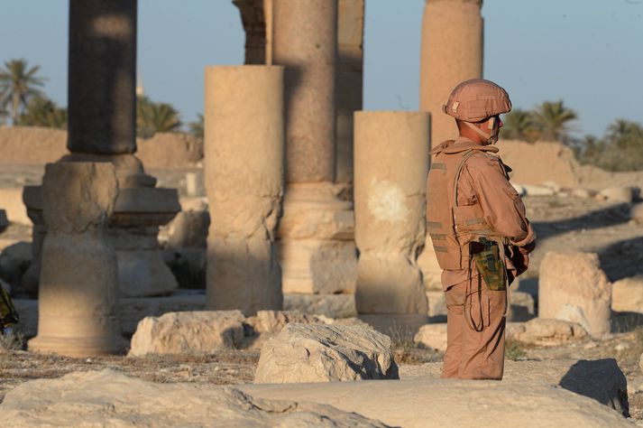 Rússneskur hermaður stendur vörð í Palmyra.