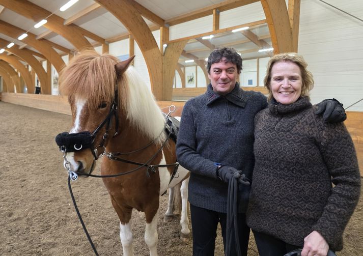 Julio Barbo reiðkennari frá Portúgal og Olil Amble, sem er ein af sýningahöldurunum sýningarinnar 22. mars í Horseday höllinni á Ingólfshvoli í Ölfusi. Stóðhesturinn Álfgrímur 14. vetra er með þeim. 