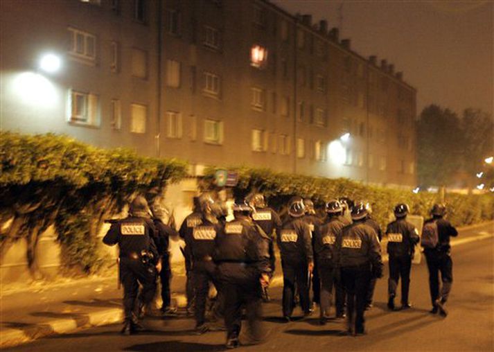 Frá óeirðunum í París á síðasta ári. Ólæti ungmenna hafa verið mikið í umræðunni í Frakklandi frá því bílar voru brenndir og önnur skemmdarverk unnin í úthverfum Parísar og annarra borga í Frakklandi í óeirðunum.