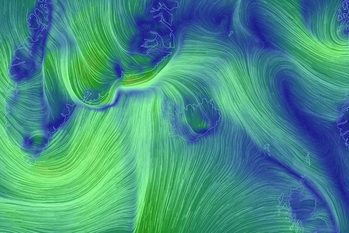 Vindur verður yfirleitt hvass af suðri í dag um allt land, þar sem hlýskil hreyfast norður fyrir landið.