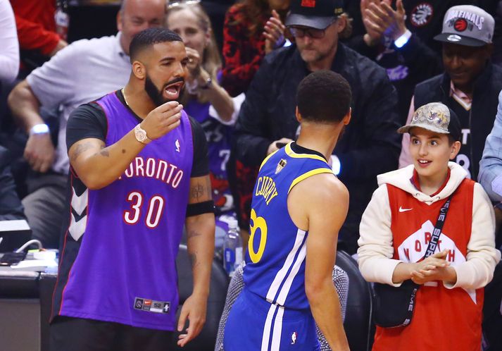 Drake lætur Steph Curry heyra það í leik Toronto Raptors og Golden State Warriors í fyrsta leik NBA-úrslitanna árið 2019.