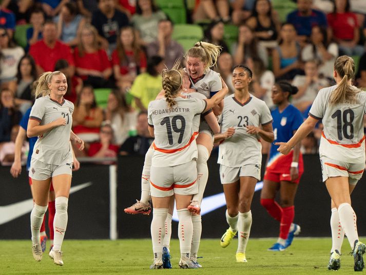 Selma Sól Magnúsdóttir fagnar með samherjum sínum eftir að hafa jafnað í 1-1 gegn Bandaríkjunum.