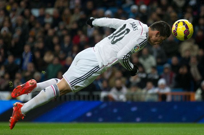 James Rodríguez með flugskalla í kvöld.