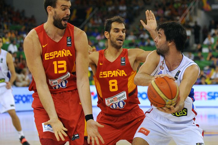 Marc Gasol og Jose Calderon verjast hér Milos Teodosic.