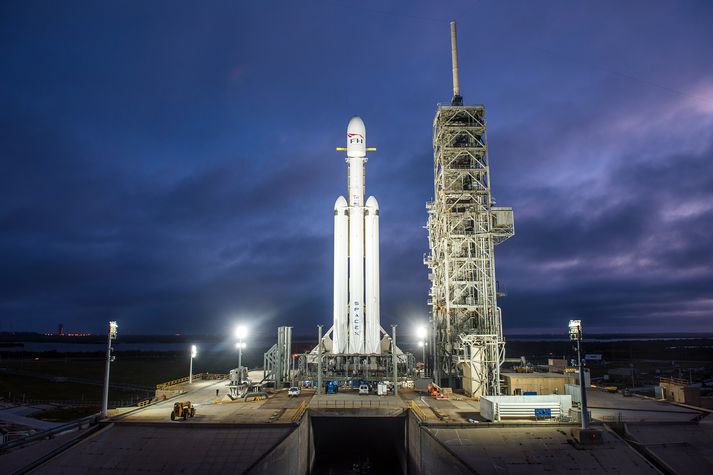 Falcon 9 eldflaug SpaceX er klár í slaginn í Flórída.