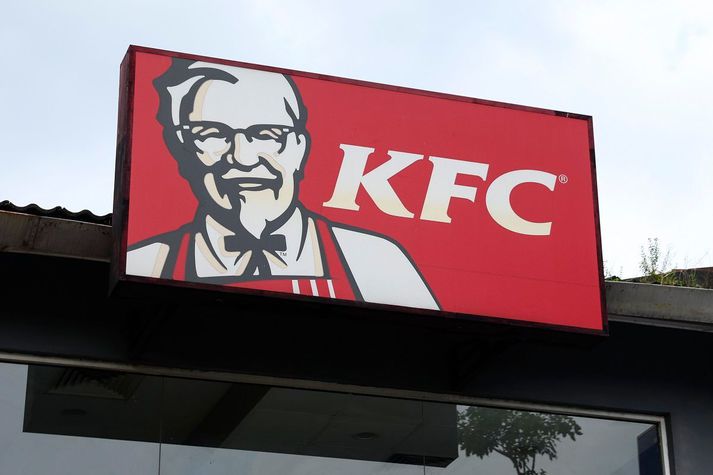 Andlit Sanders ofursta prýðir um þrjátíu þúsund skyndibitastaði víðsvegar um heiminn. Hann stofnaði KFC í Kentycky en nú stendur til að flytja höfuðstöðvar fyrirtækisins til Texas.