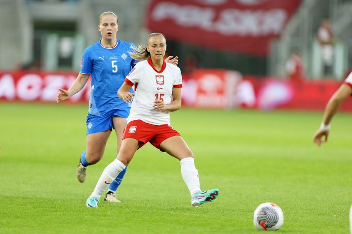 Emilía Kiær Ásgeirsdóttir til varnar í leik gegn Póllandi í undankeppni EM á þessu ári.