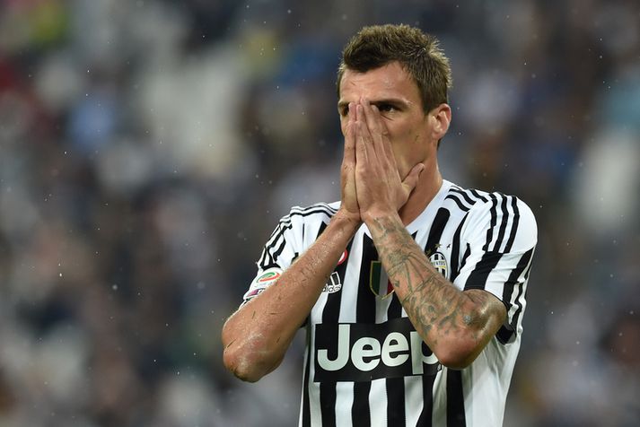 Mario Mandzukic trúir ekki sínum eigin augum.