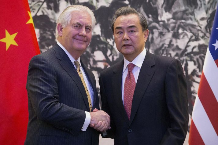 Rex Tillerson (t.v.) og Wang Yi (t.h.) takast í hendur eftir fund þeirra í Beijing í morgun.
