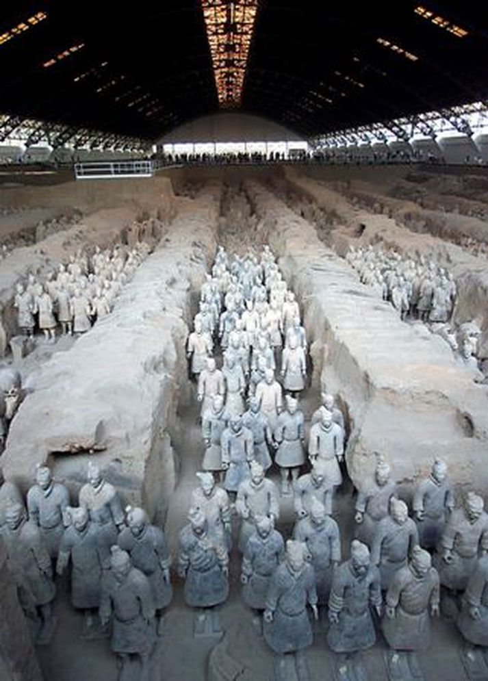 Terracotta hermennirnir halda traustan vörð um gröf Qin Shihuang.