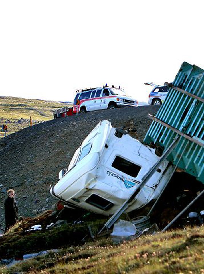 bíllinn er gjörónýtur Ótrúlegt þykir að bílstjóri flutningabílsins skyldi sleppa nær ómeiddur, en bíllinn flaug 26 metra áður en hann kom niður