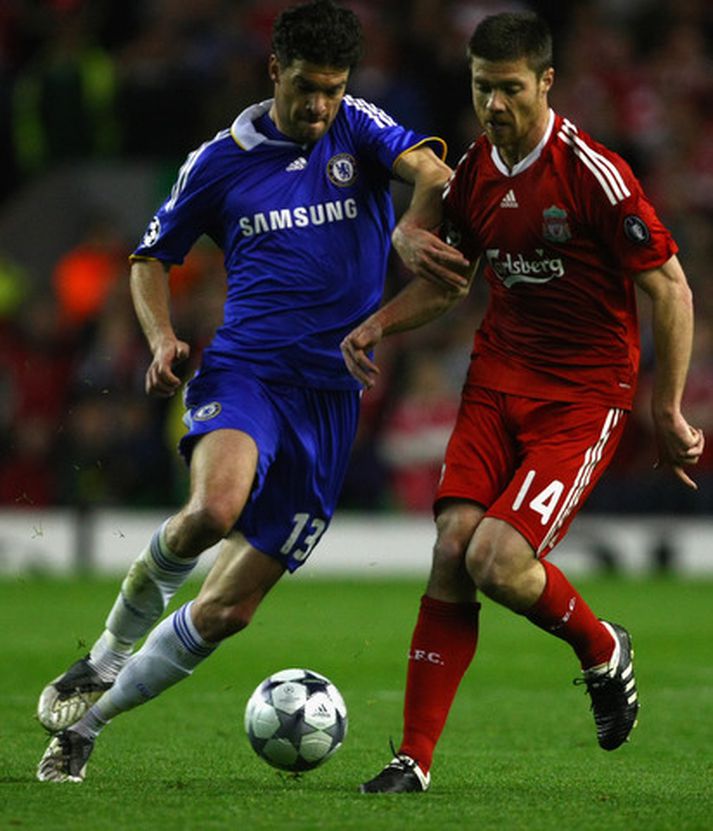 Michael Ballack hjá Chelsea og Xabi Alonso hjá Liverpool.