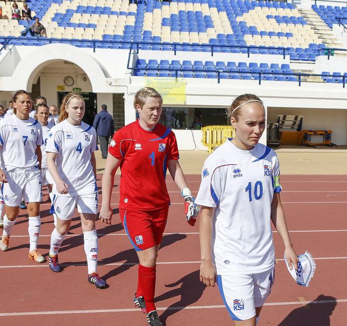 Dóra María Lárusdóttir gengur fyrir íslenska liðinu fyrir leikinn á móti Svíum í gær.