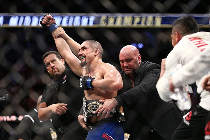 Robert Whittaker með beltið.