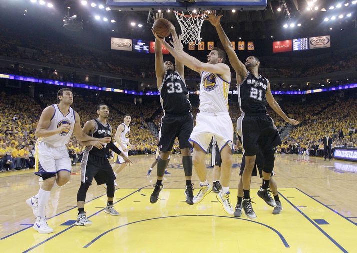 David Lee, leikmaður Golden State, í baráttunni í nótt.