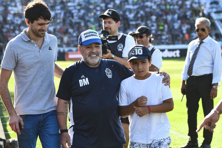 Maradona ásamt barnabarni sínu, Benjamin Aguero, sem er sonur Sergio Aguero og dóttur Maradona.
