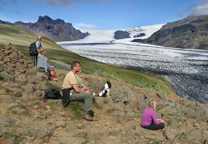 Ferðamenn virða Skaftarfellsjökul fyrir sér frá Sjónpípu