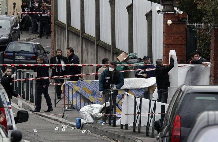 við skólann Ozar Hatorah-skólinn fyrir gyðinga er í norðausturhluta Toulouse. Lögreglumenn rannsökuðu vettvanginn í gær. fréttablaðið/ap