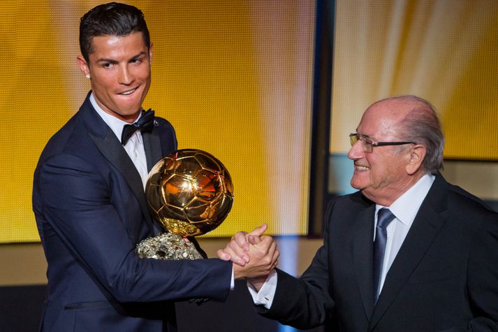 Cristiano Ronaldo fékk Gullboltann frá Sepp Blatter.