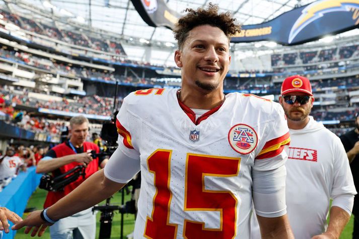 Patrick Mahomes, leikstjórnandi Kansas, kátur eftir leik í gær.