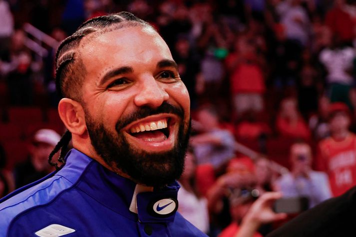 Rapparinn Drake er mikill íþróttaáhugamaður og mikil stuðningsmaður Toronto Raptors í NBA.