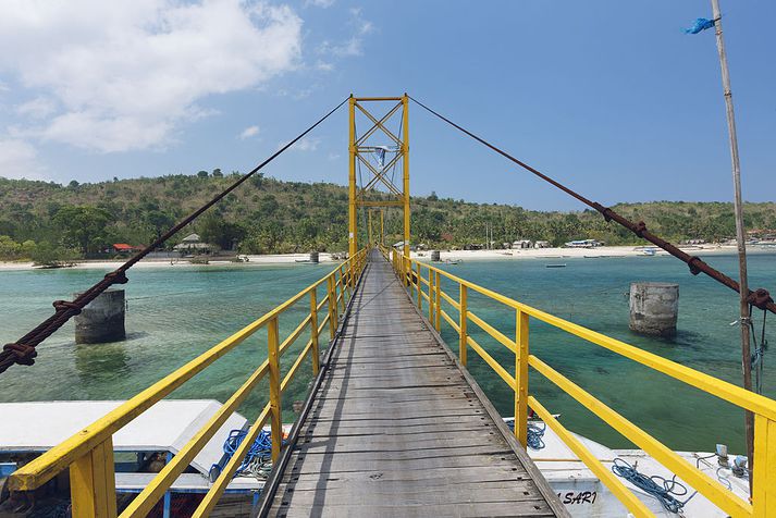 Brúin tengdi eyjurnar Nusa Lembongan og Nusa Ceningan.