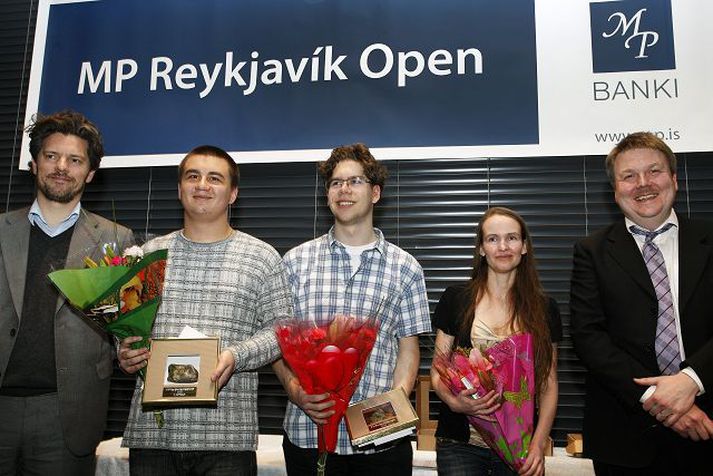 Skákmeistarar Yuriy Kuzubov, Jan Ludvig Hammer, og Christin Andersson ásamt Degi B. Eggertssyni, formanni borgarráðs, og Gunnari Björnssyni, forseta Skáksambands Íslands.Fréttablaðið/Stefán