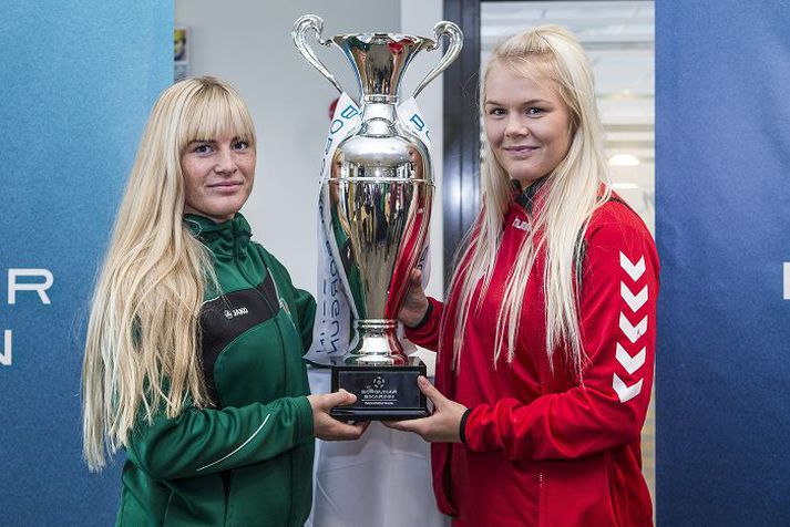 Greta Mjöll Samúelsdóttir, fyrirliði Breiðabliks, og Arna Sif Ásgrímsdóttir, fyrirliði Þór/KA leiða lið sín út á 		Laugardalsvöllinn síðar í dag. Þær setja báðar stefnuna á að klófesta þennan eftirsótta titil.