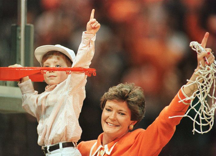 Pat Summitt og sonur hennar Tyler eftir einn meistaratitil Tennessee háskólaliðsins undir hennar stjórn.