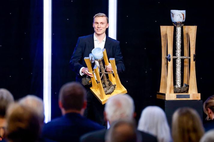 Handboltamaðurinn Gísli Þorgeir Kristjánsson var kosinn Íþróttamaður ársins í fyrra. Hér er hann með bikarinn. Gísli er ekki einn af þeim tilnefndu í ár.