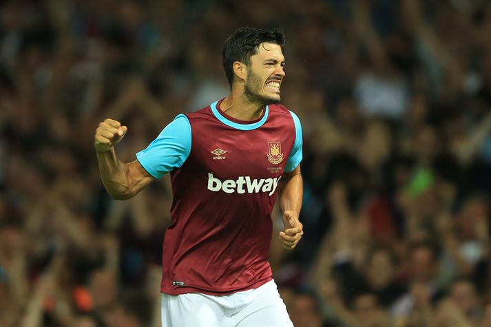 Tomkins fagnar í leik með West Ham.