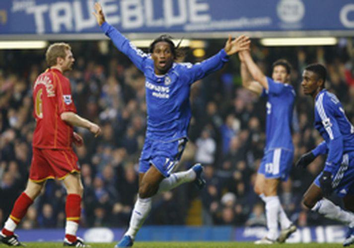 Didier Drogba skoraði bæði mörk Chelsea í dag. Hér sést hann nýbúinn að skora það fyrra og Brynjar Björn Gunnarsson horfir á með böggum hildar.