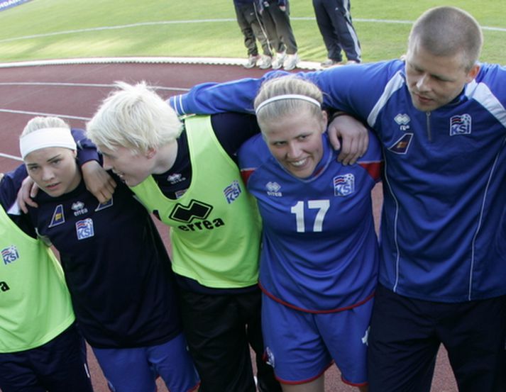 Sandra Sigurðardóttir fagnar hér með íslenska landsliðinu síðasta sumar.