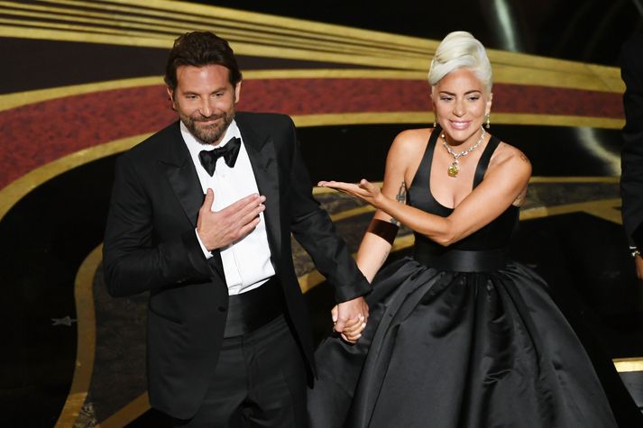 Lady Gaga og Bradley Cooper syngja lagið Shallow.