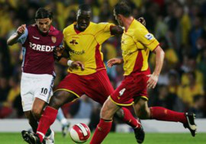 Milan Baros reynir hér að brjóta sér leið framhjá leikmönnum Watford