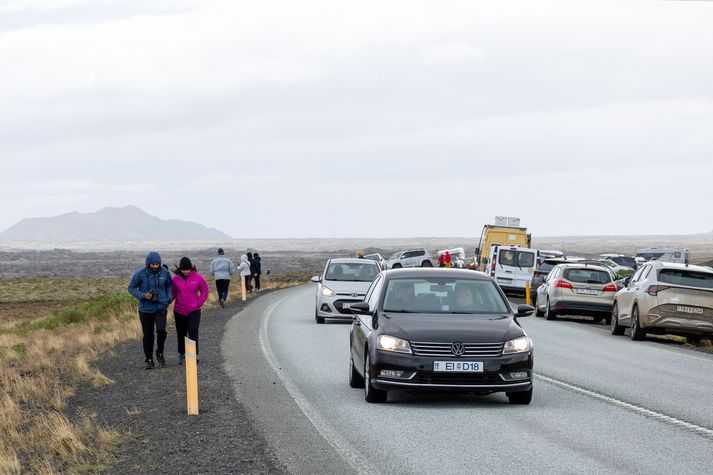 Mikið margmenni safnaðist saman við Reykjanesbrautina þegar að síðasta eldgos varð.