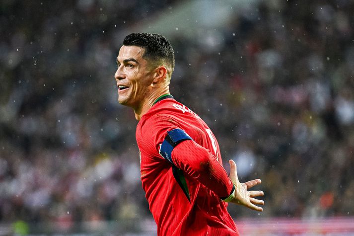 Cristiano Ronaldo fagnar öðru marka sinna í kvöld. Hann hefur skorað 135 mörk fyrir portúgalska landsliðið.